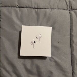 Apple White Earbud Headphones with Seamless Connectivity